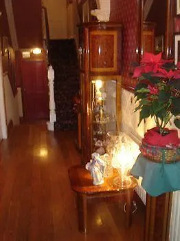 Otel Aishling House
